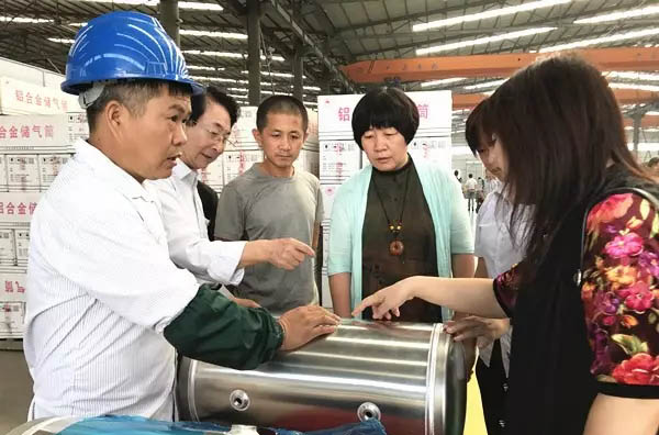 山东省装备制造业协会会长高玲（左四）参观太阳成集团tyc234cc产品